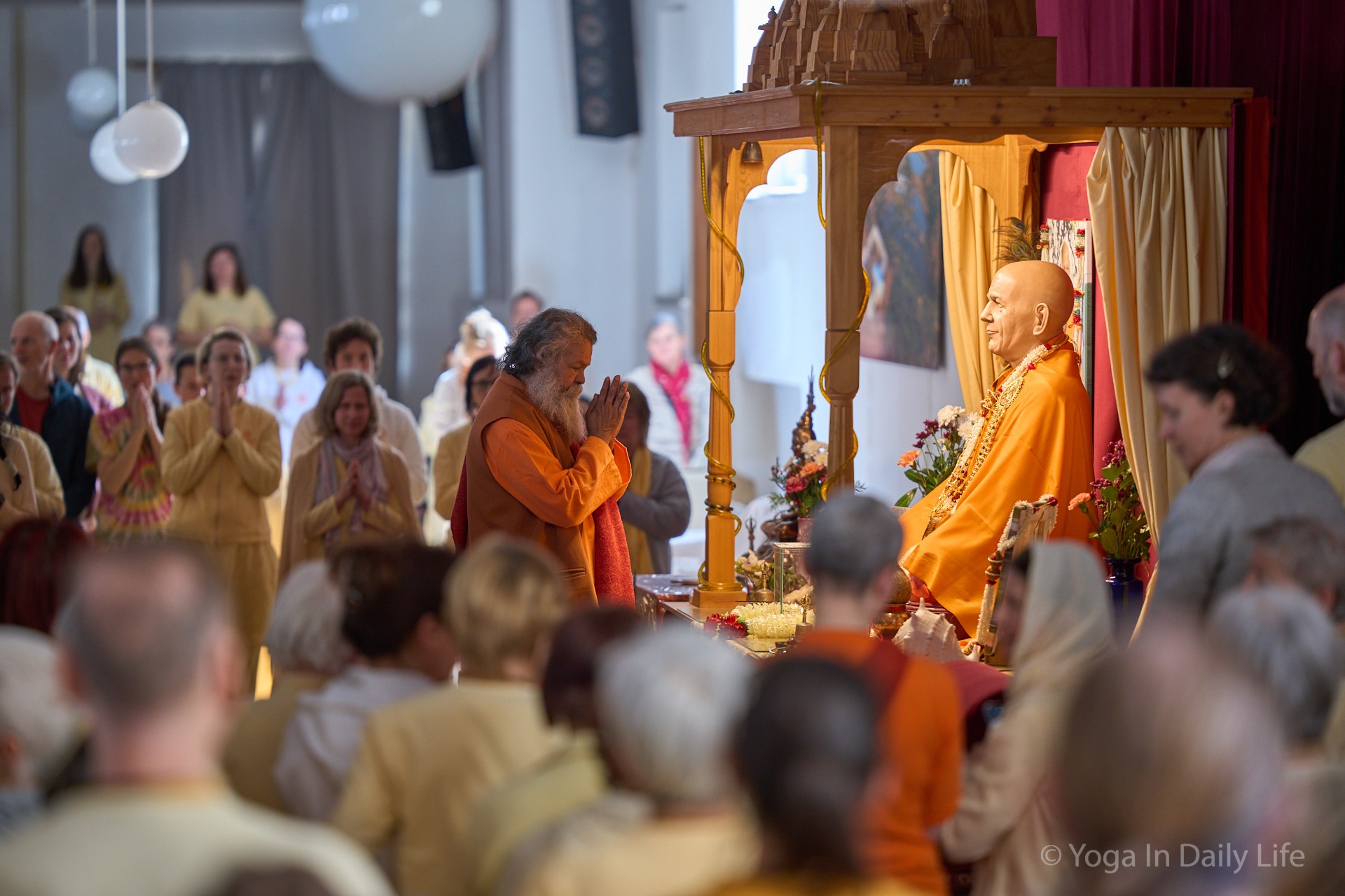 Vishwaguruji's darshan for European bhaktas in Mahaprabhudeep Ashram, Strilky, Czech Republic