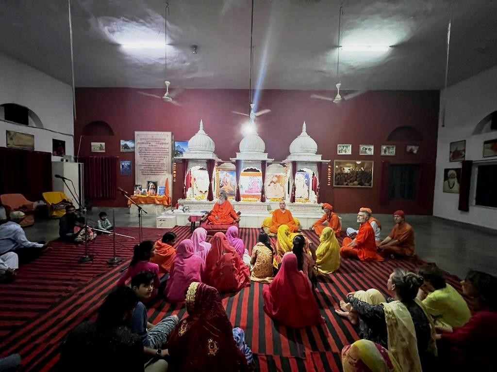 Vishwaguruji with bhaktas in Kailash Ashram, India